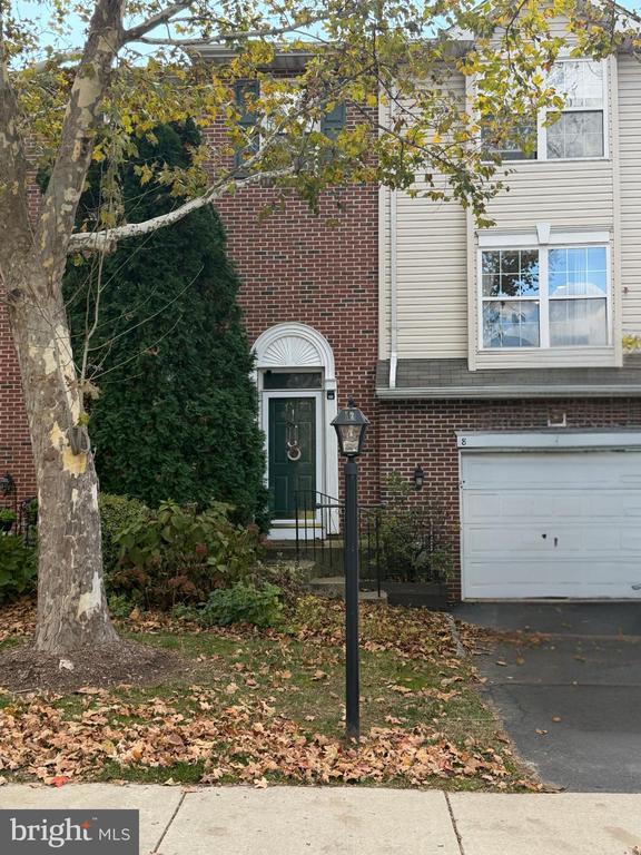 8 Hunt Club Dr, COLLEGEVILLE