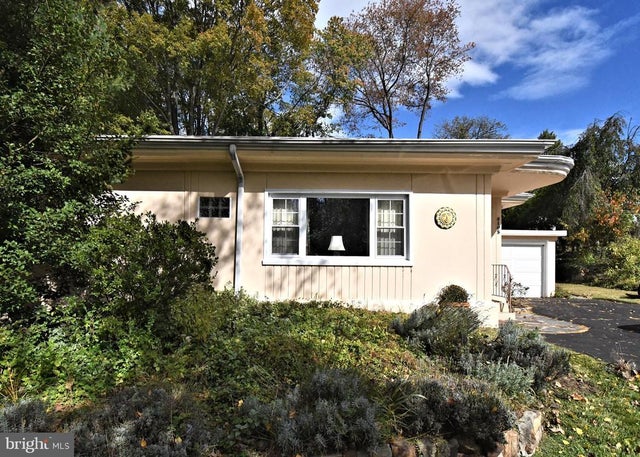 8105 Hull Dr, Glenside