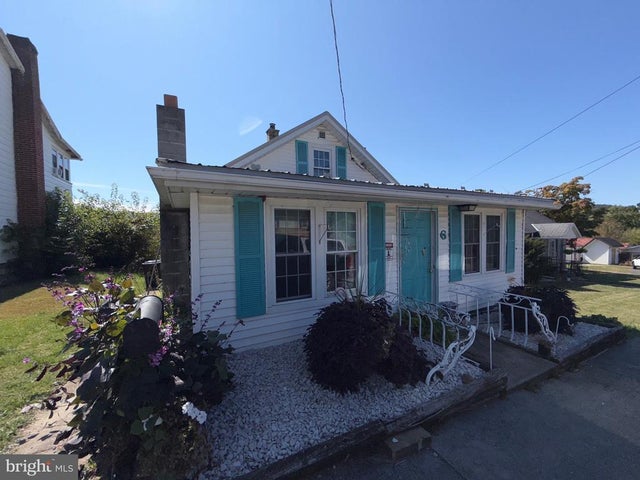 6 Oakland Ave, Lewistown