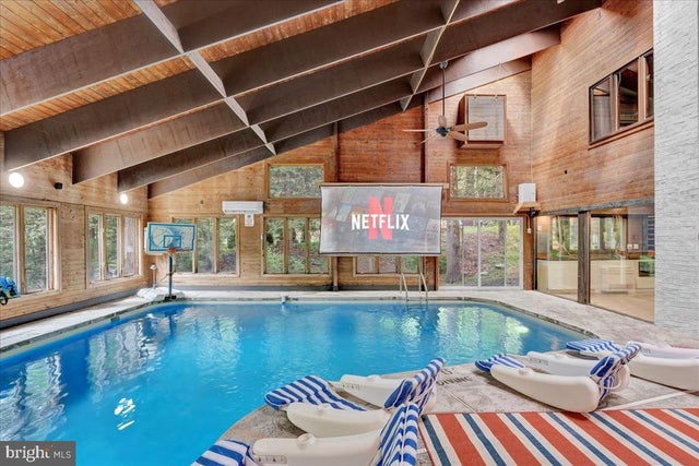 205 Falling View Ct, East Stroudsburg