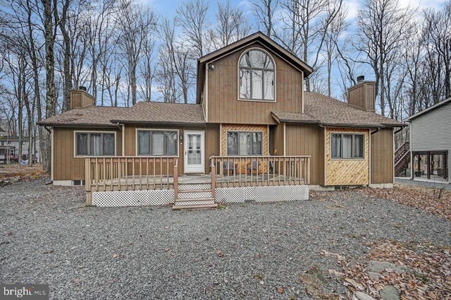 241 Wyalusing Dr, Pocono Lake