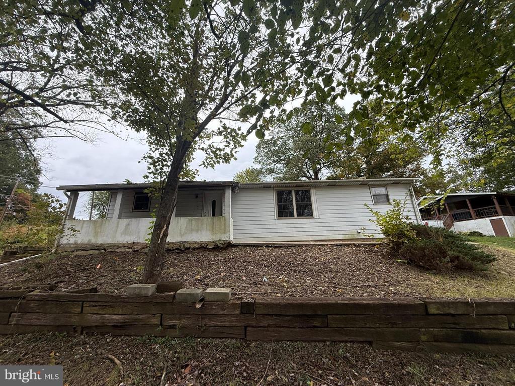 2 Brown Ln, PINE GROVE