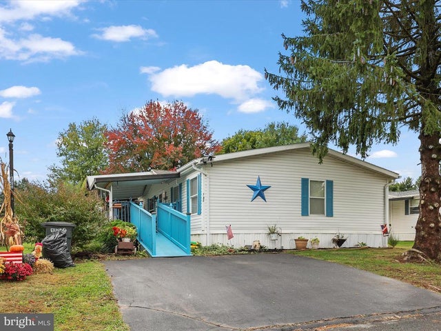 732 Laura Ln, York