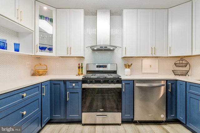 1300 Army Navy Dr S #227, Arlington