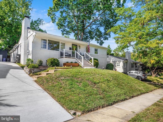 2040 N Woodstock St, Arlington