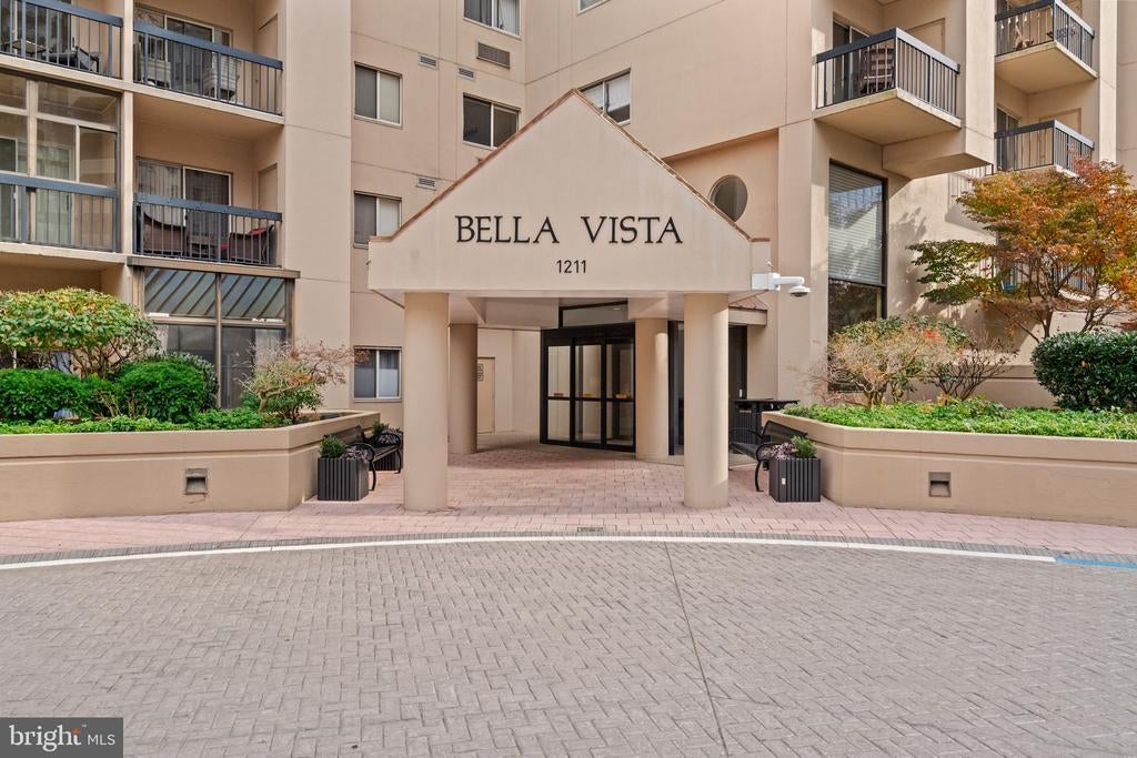 1211 S Eads St #1009, ARLINGTON