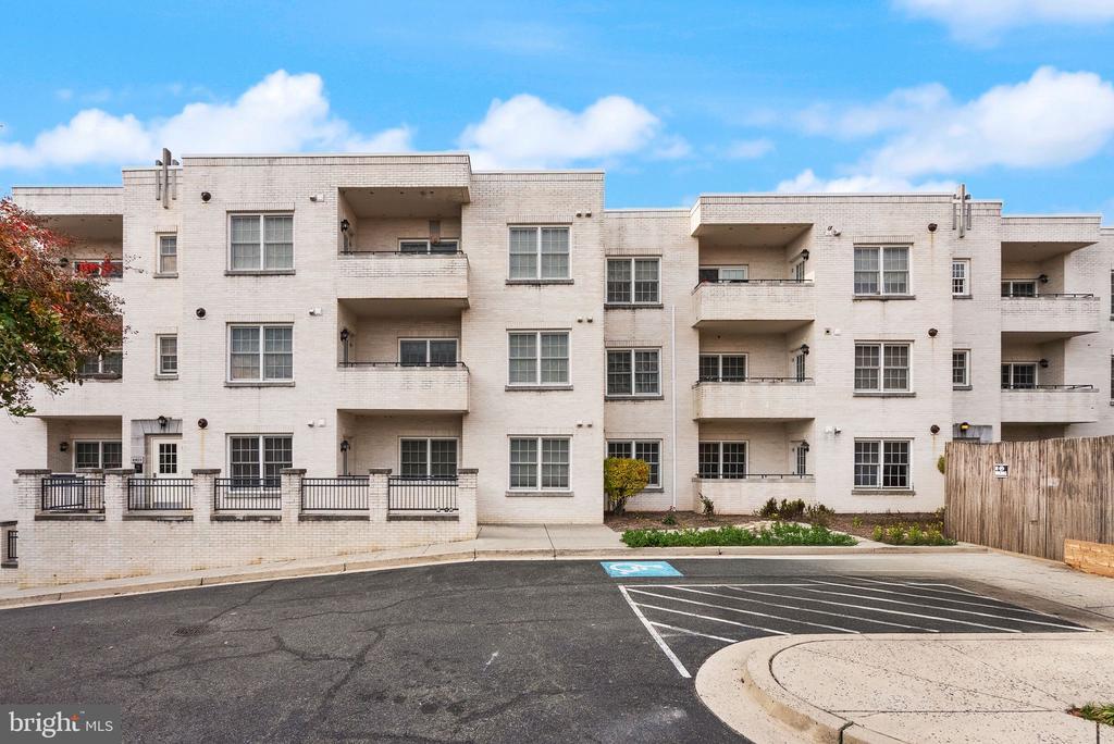 231 N Thomas St #105, ARLINGTON