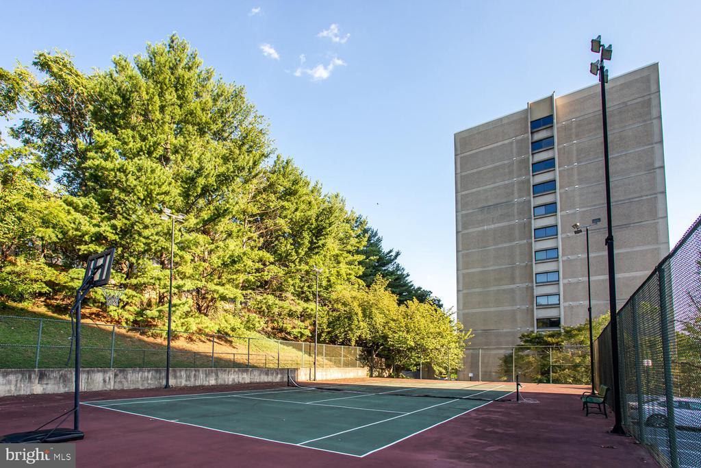 5911 Edsall Rd #206, ALEXANDRIA