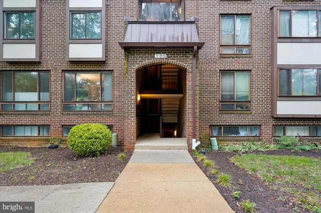 130 Roberts Ln #200, Alexandria