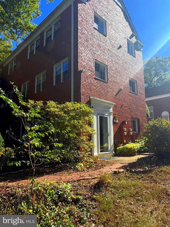 3460 Martha Custis Dr, Alexandria