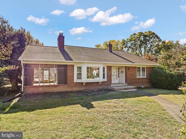 1002 Beverley, Alexandria