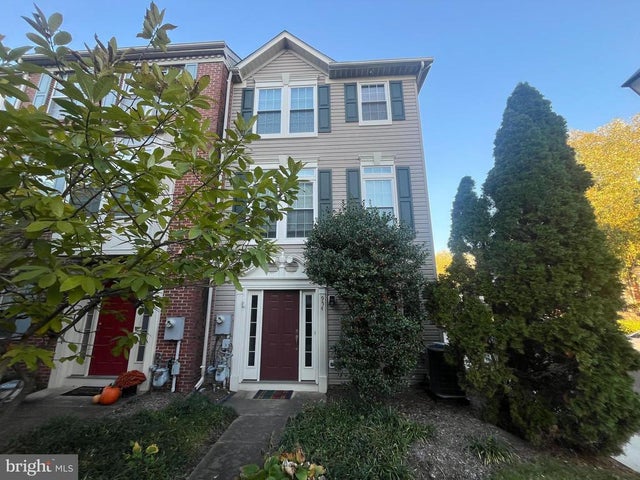 954 Harrison Cir, Alexandria