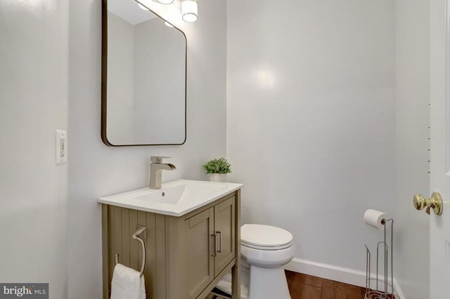 954 Harrison Cir, Alexandria