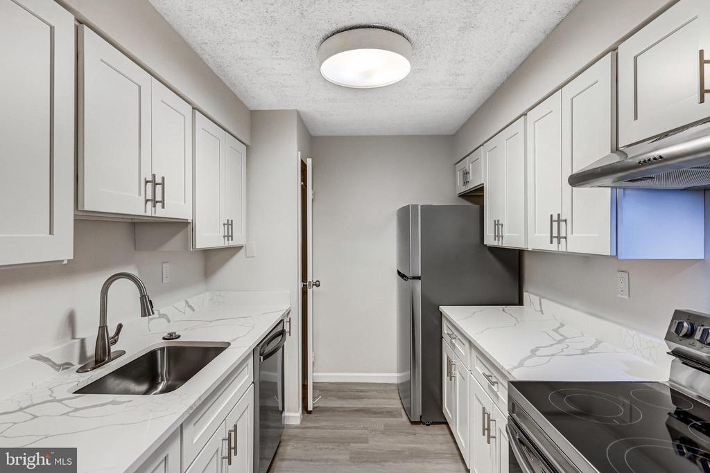 5300 Holmes Run Pkwy #212, ALEXANDRIA