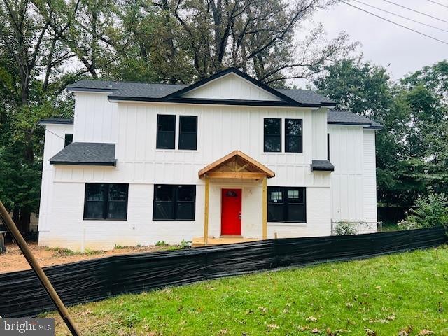 608 Laura Dr, Falls Church