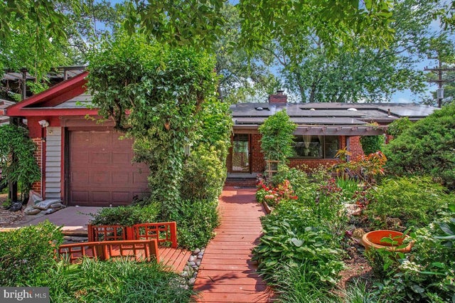 997 N Sycamore St N, FALLS CHURCH