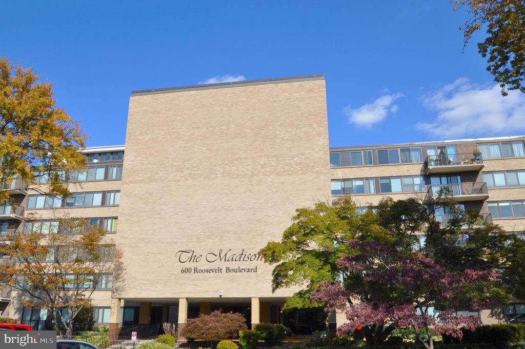 600 Roosevelt Blvd #210, FALLS CHURCH