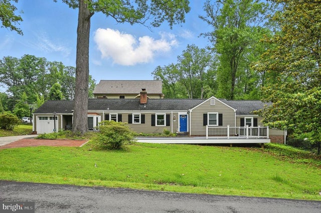 8536 Aponi Rd, Vienna