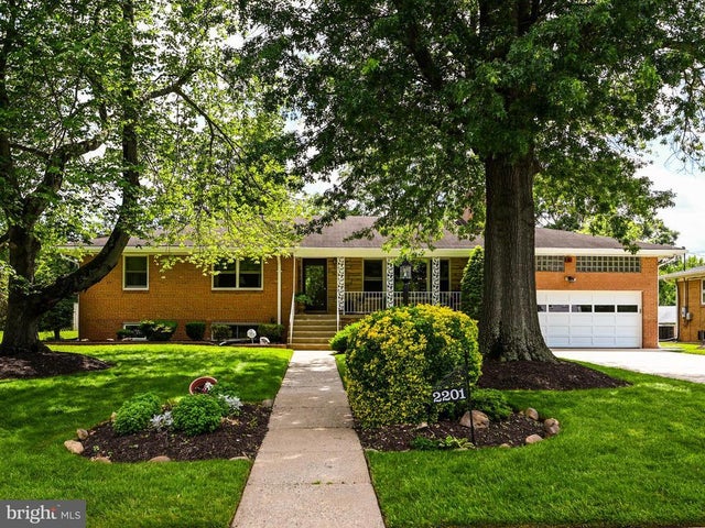 2201 Rollins Dr, Alexandria