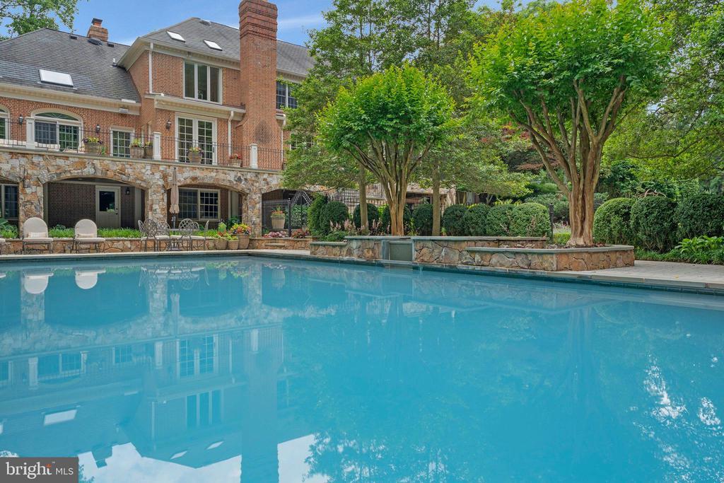 8014 Greenwich Woods Dr, MCLEAN