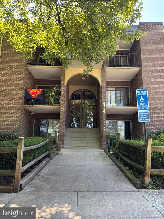 3314 Woodburn Village Dr #13, Annandale