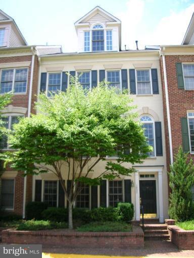 1652 Colonial Hills Dr, MCLEAN