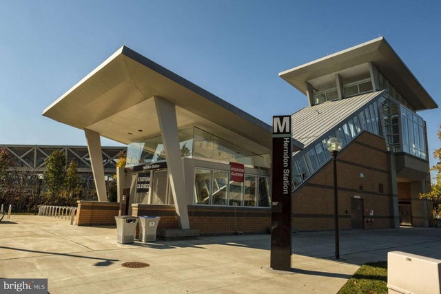 2217 Saunders Dr, Herndon