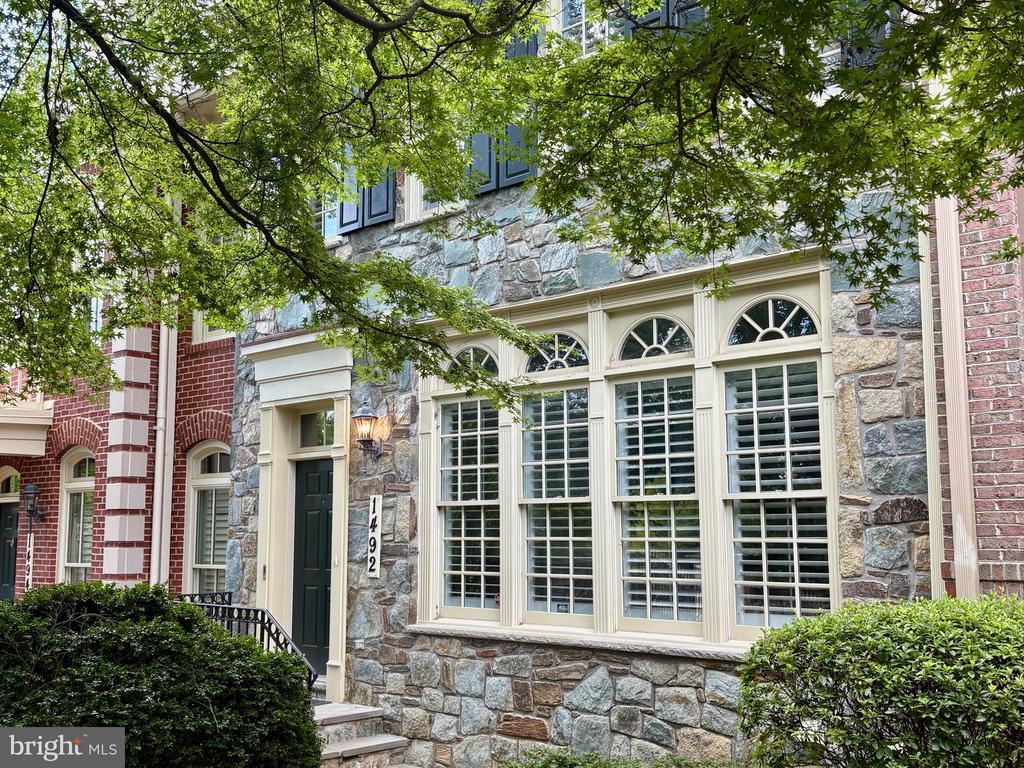 1492 Evans Farm Dr, MCLEAN