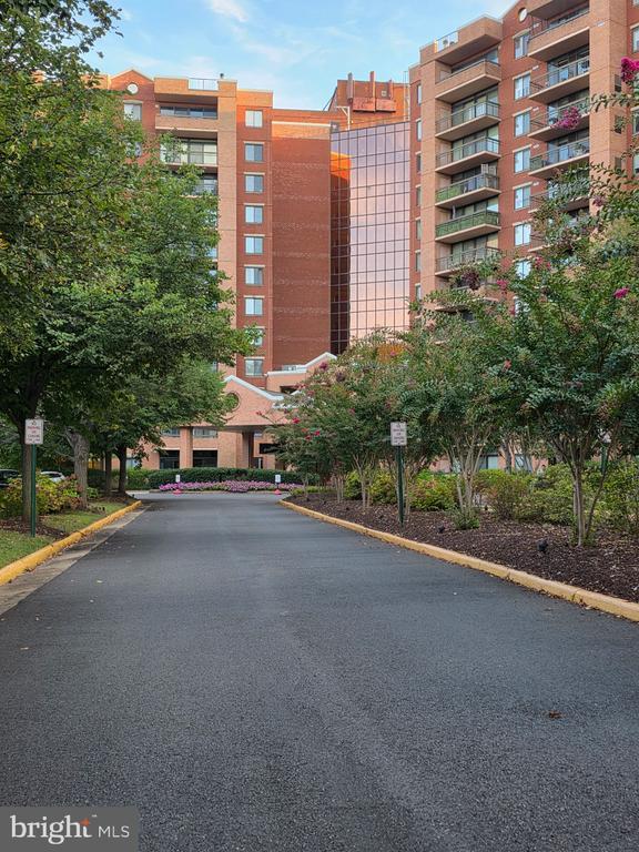 2230 George C Marshall Dr #516, Falls Church