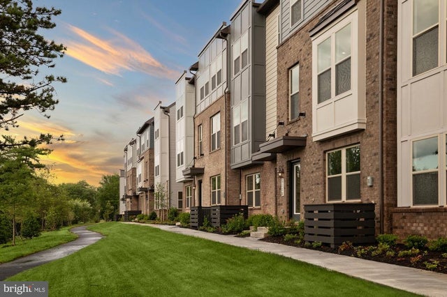 2178 Glacier Rd, Herndon