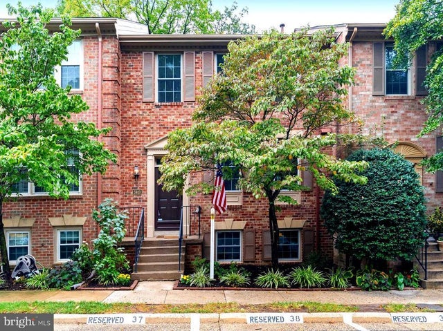 5910 Woodfield Estates Dr, Alexandria