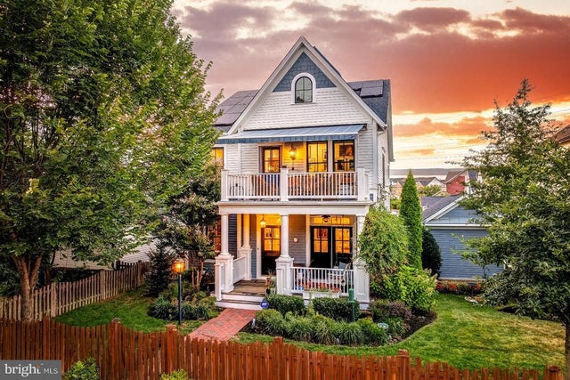 802 Vine St, HERNDON