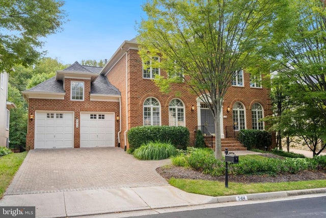 7414 Old Maple Sq, Mclean