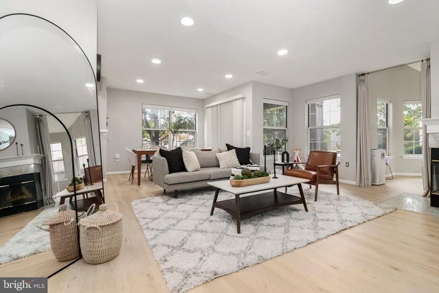 5628 Willoughby Newton Dr #15, Centreville