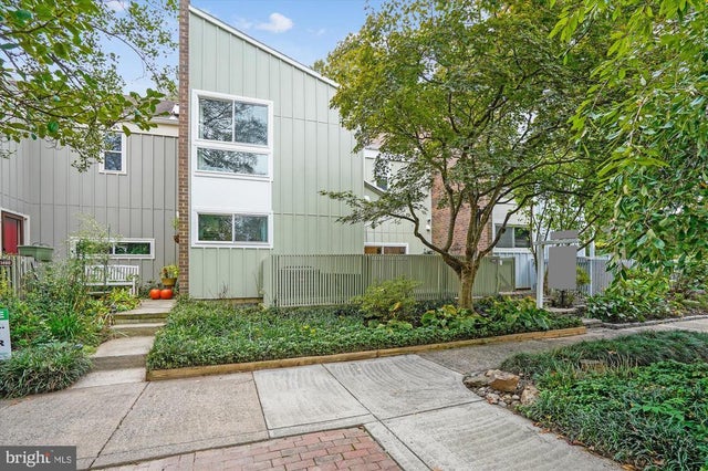 11488 Links Dr, Reston