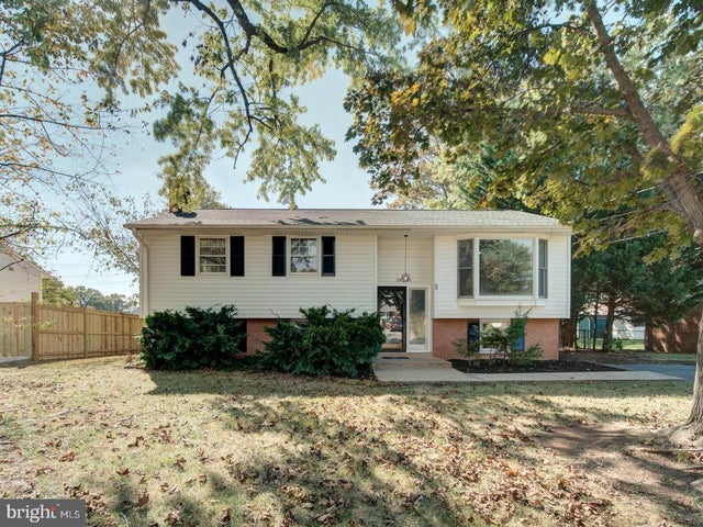 14725 Lock Dr, Centreville