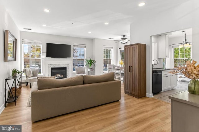 5963 Founders Hill Dr #101, Alexandria