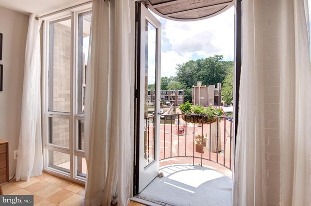 1642 Chimney House Rd, Reston