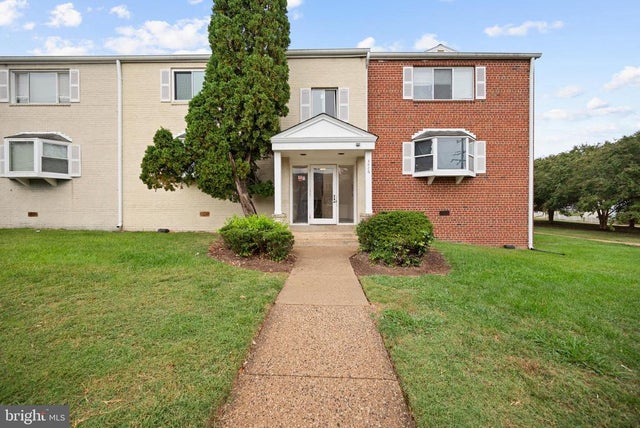 3076 Patrick Henry Dr #202, Falls Church