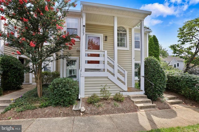 2867 Yarling Ct, Falls Church