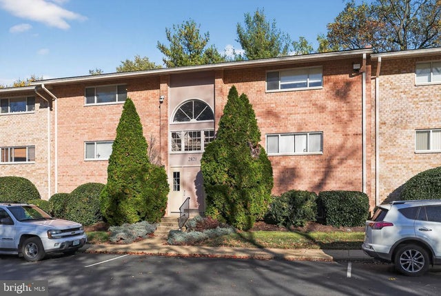 2821 Kalmia Lee Ct #302, Falls Church