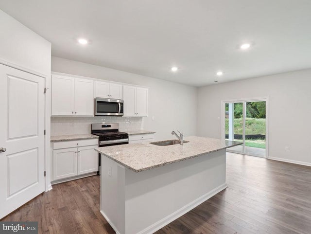 202 Glenmore Ln, Keswick