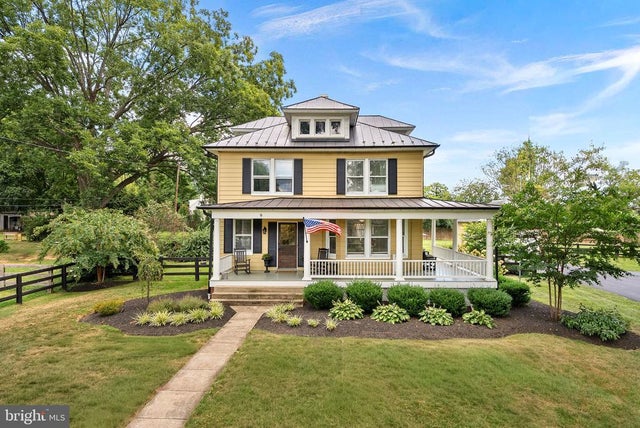 9 N Locust St, Round Hill