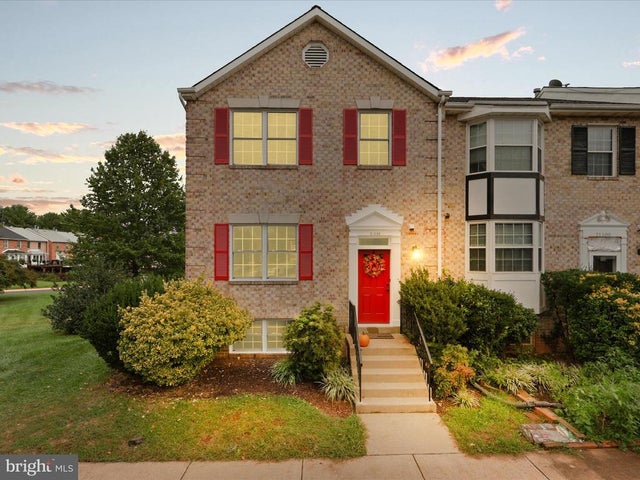 21098 Fireside Ct, Sterling