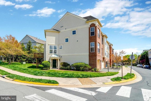 42464 Regal Wood Dr, Brambleton