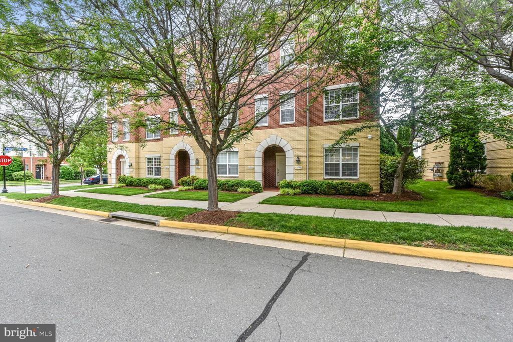 43590 Hampshire Crossing Sq, LEESBURG