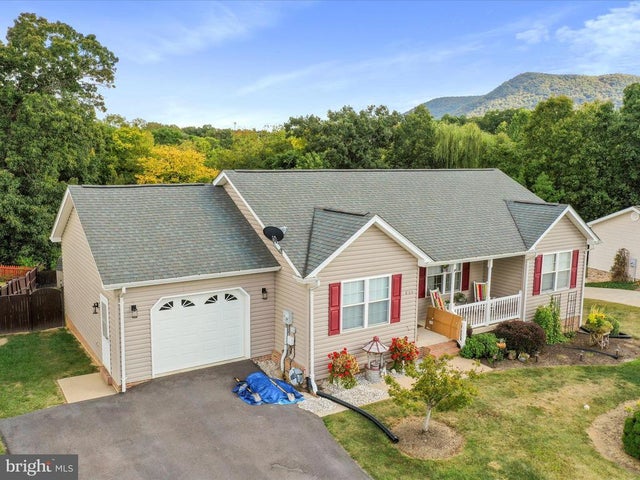 634 Christiansen Dr, Strasburg