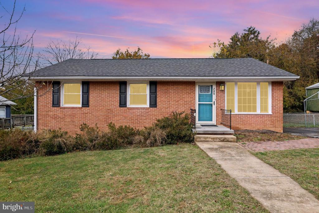 289 Locust Dr, STRASBURG