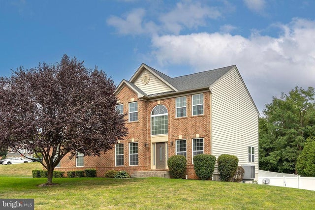 800 Lake Dr, Winchester