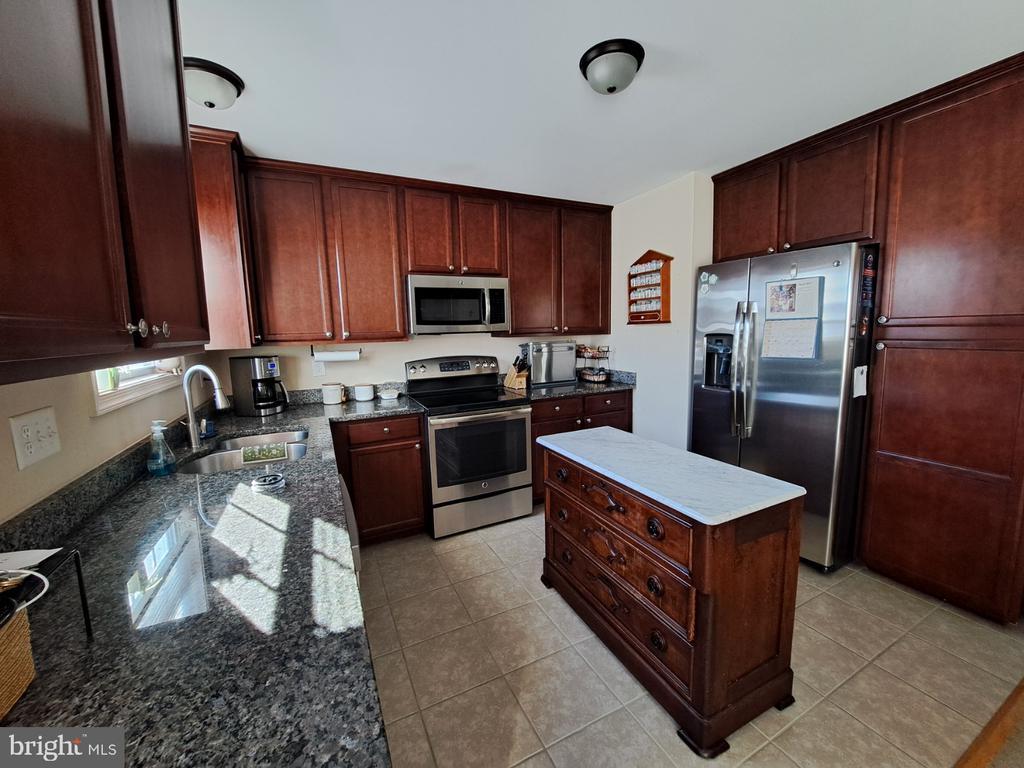 34 Hanger Ct, INWOOD